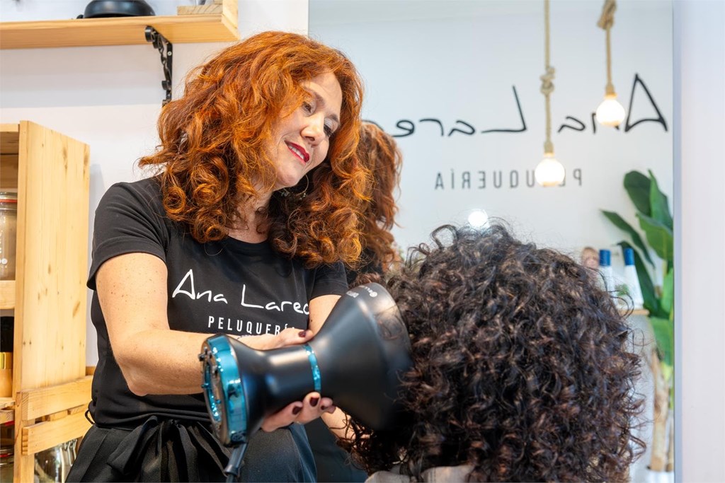 5 ideas de maquillajes, peinados y recogidos con pelo rizo que causarán furor en Navidad