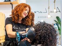 5 ideas de maquillajes, peinados y recogidos con pelo rizo que causarán furor en Navidad