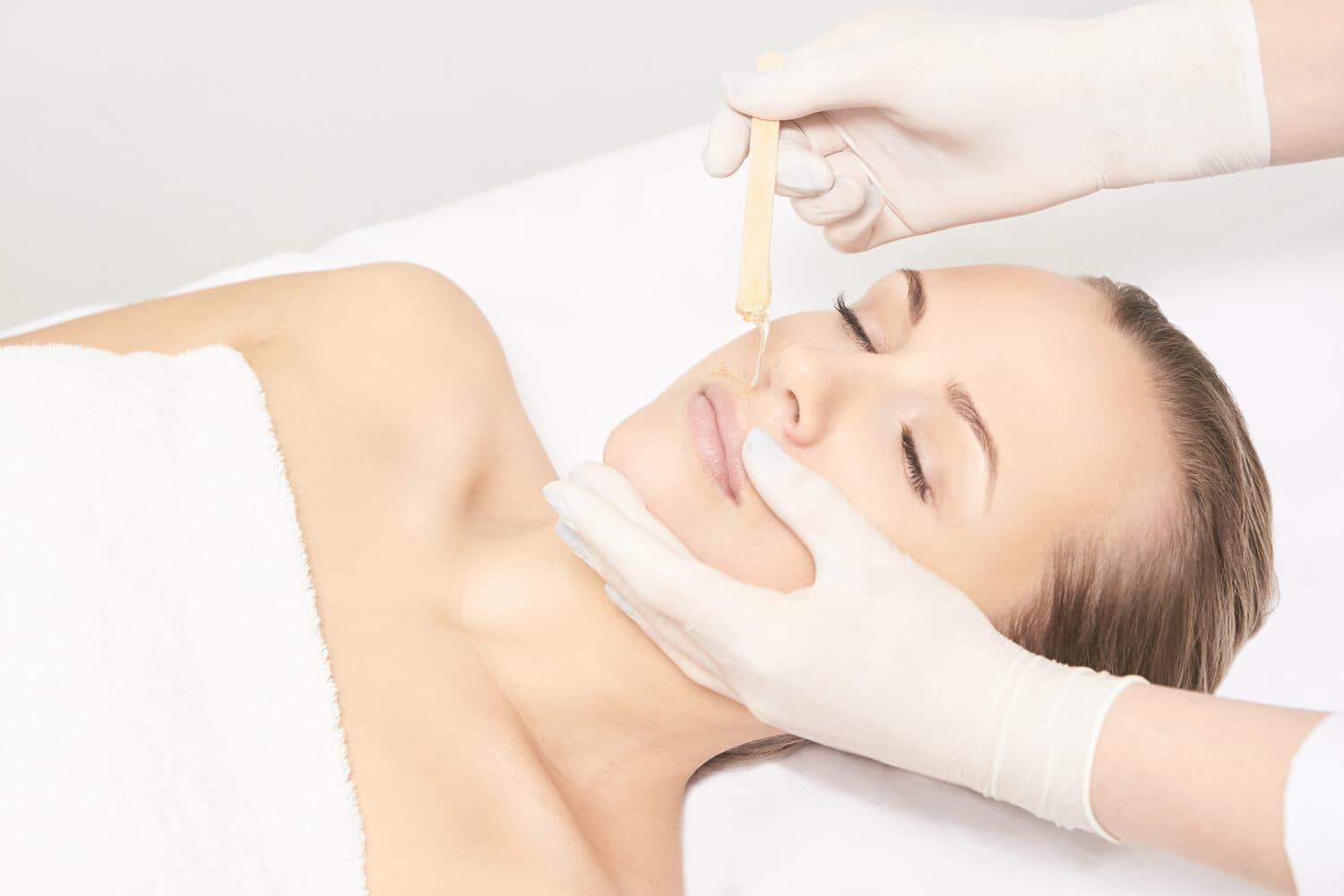 Depilación facial con cera y pinza en Vilagarcía